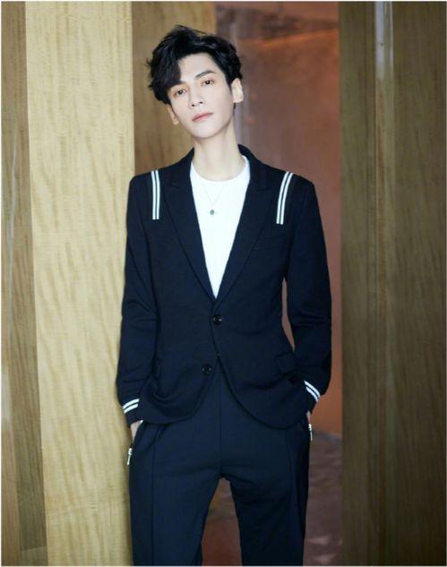 娱乐吃瓜罗云熙,从娱乐吃瓜到人气飙升,他的蜕变之路 第3张 娱乐吃瓜罗云熙,从娱乐吃瓜到人气飙升,他的蜕变之路 第3张